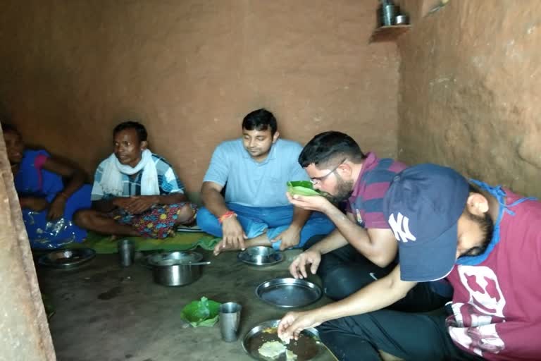 bastar-dm-rajat-bansal-night-stay-in-mandar-konta-village