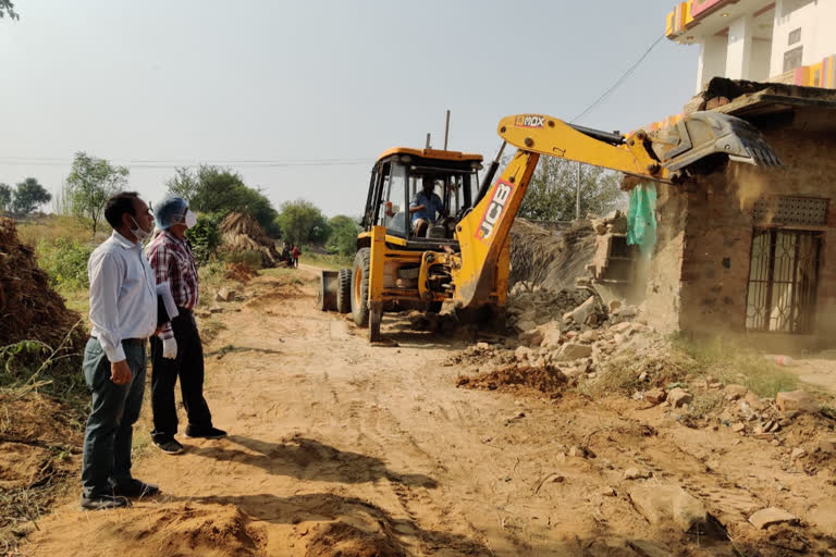 तहसीलदार ने हटाया अतिक्रमण, Tehsildar removed encroachment