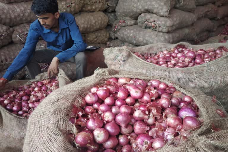 Centre offers buffer stock onion to states/UTs to check prices