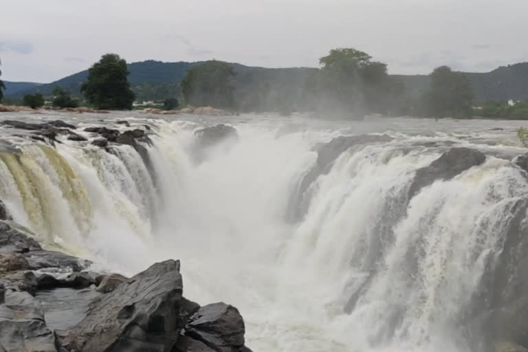 few people gathered in hogenakkal falls