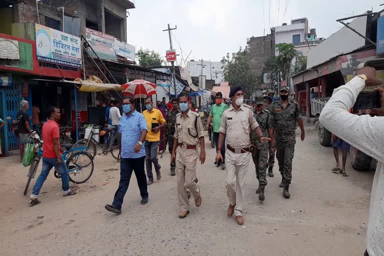 police-conducted-flag-march-to-maintain-peace-in-durga-puja-in-palamu