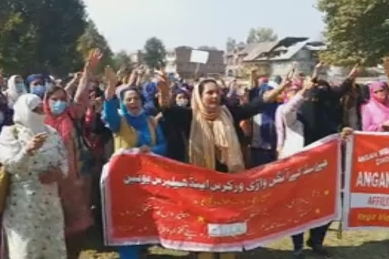 Anganwadi workers protest in Anantnag