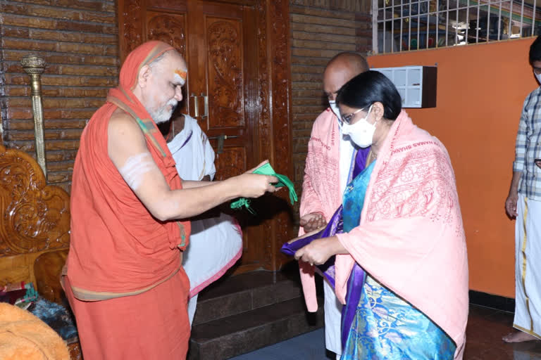 anakapalli mp satyavathi visits chinamushidivada saradapeetam