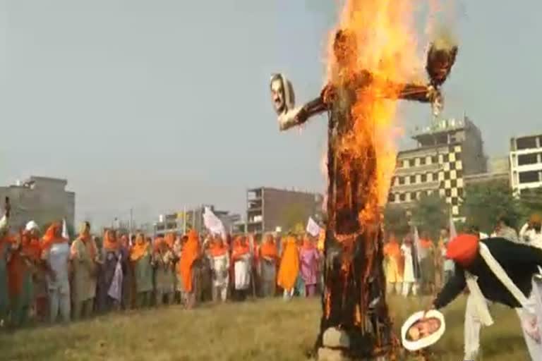 Modi's effigy burnt by women farmers in Amritsar against to agricultural laws