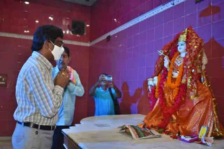 cm-hemant-soren-attends-maa-durga-aarti-in-dumka