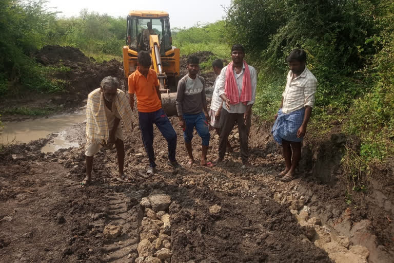 Farmers  repaired the road damaged by rain own expense