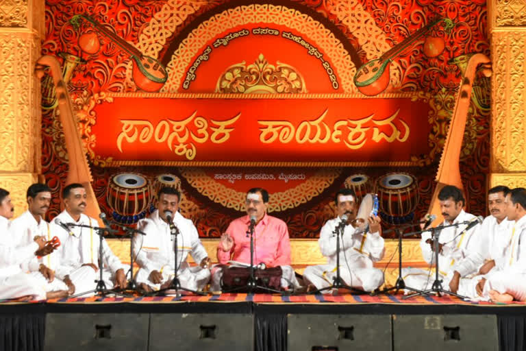 mysore-dasara-folk-songs-in-the-palace-courtyard