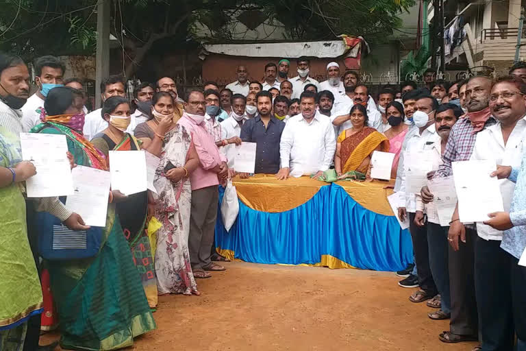 musheerabad mla muta gopal distribute cmrf cheques for flood victims