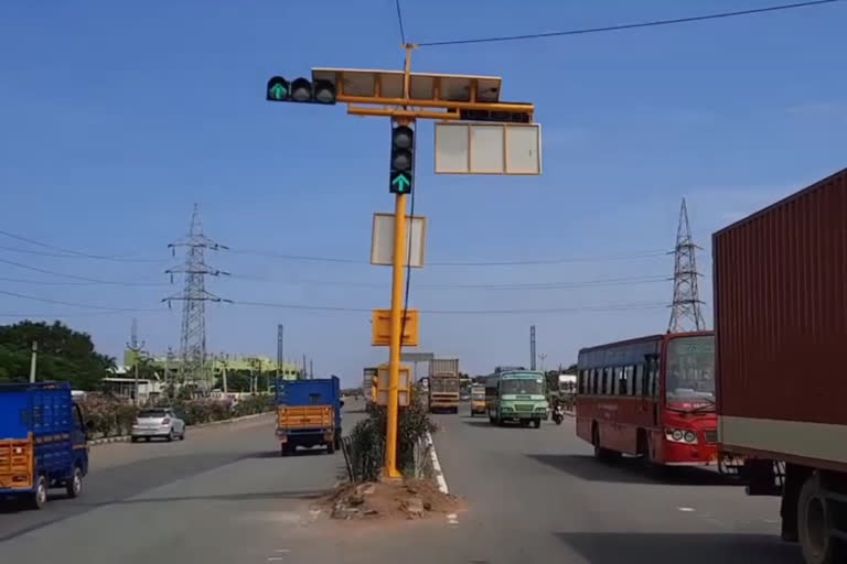 Traffic signal theft, Traffic signal theft in Bangalore, Bangalore crime news, Bangalore crime 2020 news, ಟ್ರಾಫಿಕ್​ ಸಿಗ್ನಲ್​ ಕಳ್ಳತನ, ಬೆಂಗಳೂರಿನಲ್ಲಿ ಟ್ರಾಫಿಕ್​ ಸಿಗ್ನಲ್​ ಕಳ್ಳತನ, ಬೆಂಗಳೂರು ಅಪರಾಧ ಸುದ್ದಿ, ಬೆಂಗಳೂರು ಅಪರಾಧ 2020 ಸುದ್ದಿ,