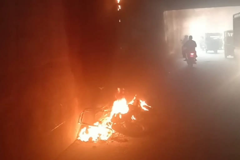 fierce fire in a moving bike in ghaziabad