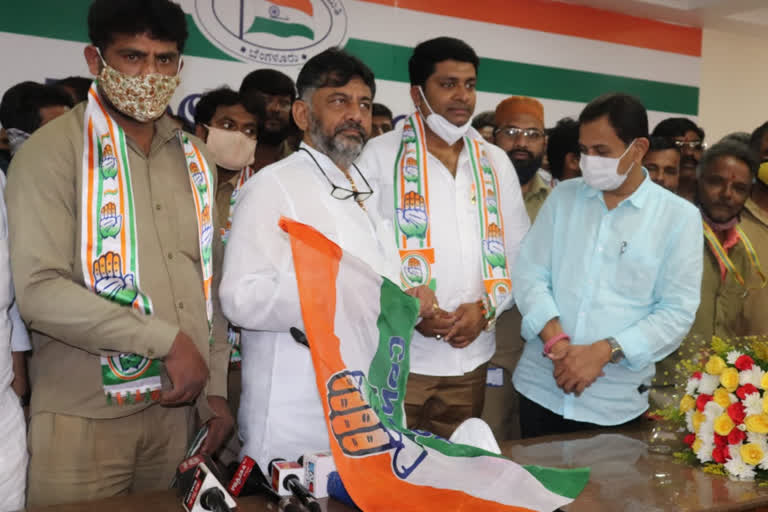 Tanveer quits JDS party and joins Congress