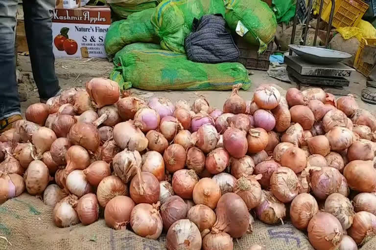 onion rate higher than an apple in yamunanagar