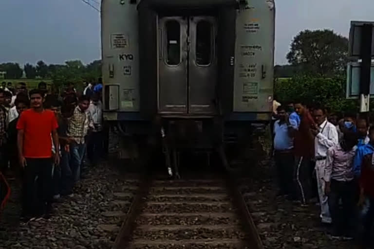 বিহাৰত ভয়াৱহ দুৰ্ঘটনাৰ পৰা কথমপি ৰক্ষা পৰিল ৰে'ল যাত্ৰী