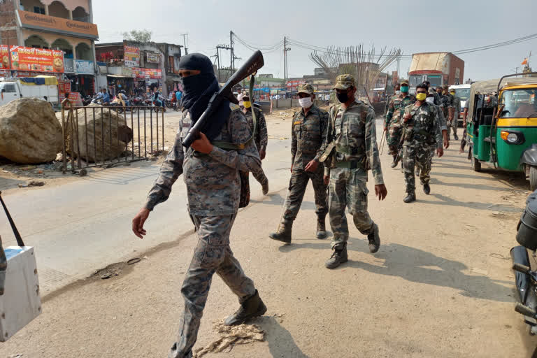 administration-takes-out-flag-march-for-durga-puja-in-hazaribag