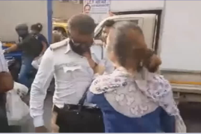 traffic police constable  helmet  woman beats up traffic cop  Kalbadevi  Maharashtra  woman beats cop  മുംബൈ വാര്‍ത്തകള്‍  പൊലീസുകാരനെ മര്‍ദിച്ച് യുവതി  മുംബൈ  നാക്കയിലെ കോട്ടണ്‍ എക്‌സ്‌ചേഞ്ച്