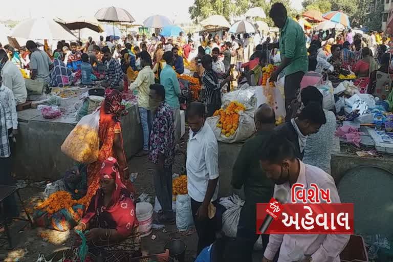 અમદાવાદીઓ નવરાત્રીના તહેવારને લઈ ફૂલ લેવામાં લોકો માસ્ક અને સોશિયલ ડિસ્ટન્સ્ટનું ભૂલ્યાં ભાન