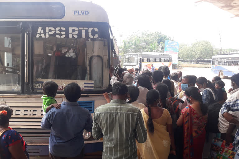 Kadapa RTC bus stand becomes crowded