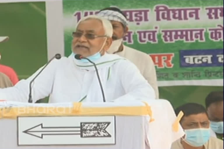 CM Nitish in Begusarai  Bihar Assembly Elections 2020  election in bihar  bihar election  Ask your father or mother  Nitish kumar  Begusarai  Nitish rally  Sahebpur Kamal  schools  colleges  Nitish's fresh jibe at Tejashwi  Nitish attacks Tejashwi  തേജസ്വി  നിയമസഭാ തെരഞ്ഞെടുപ്പ്  നിതീഷ് കുമാര്‍  ലാലു പ്രസാദ് യാദവ്