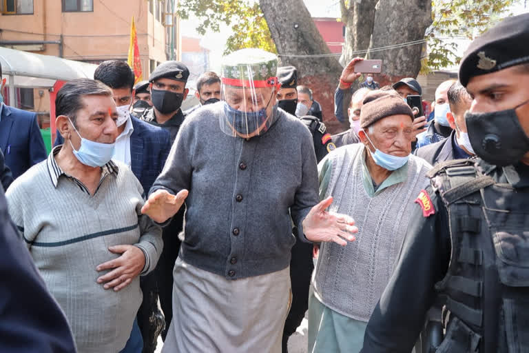 Farooq Abdullah prays for peace, wellbeing of humankind  Farooq Abdullah prays for peace  Farooq Abdullah prays in temple  ജമ്മു കശ്മീർ മുൻ മുഖ്യമന്ത്രി ഫാറൂഖ് അബ്‌ദുളള ദുർഗ നാഗ് ക്ഷേത്രം സന്ദർശിച്ചു  ശ്രീനഗർ  ജമ്മു കശ്‌മീർ  മുൻ മുഖ്യമന്ത്രി  ഫാറൂഖ് അബ്‌ദുളള