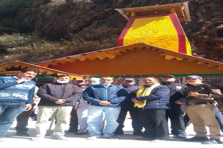 dm-mayur-dixit-inspected-the-walkways-of-yamunotri-dham