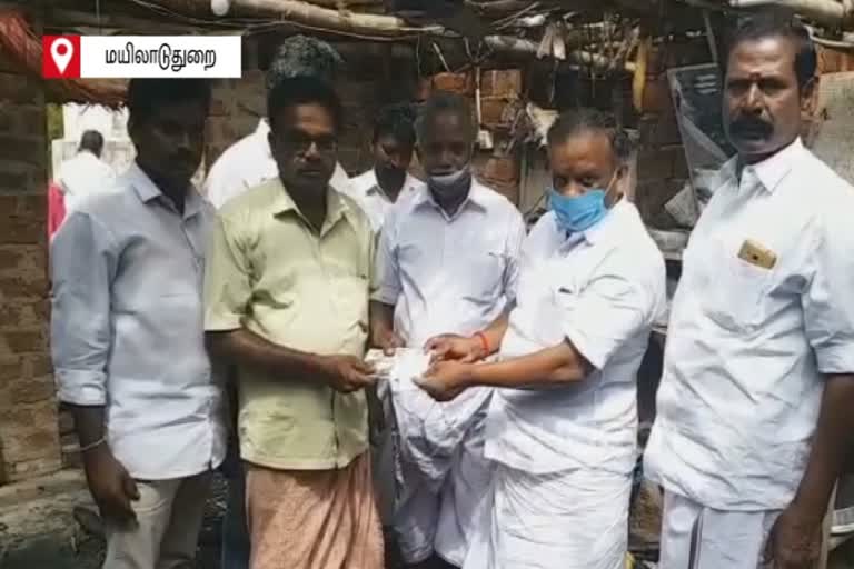 fire-relief-to-the-family-by-admk-party-members