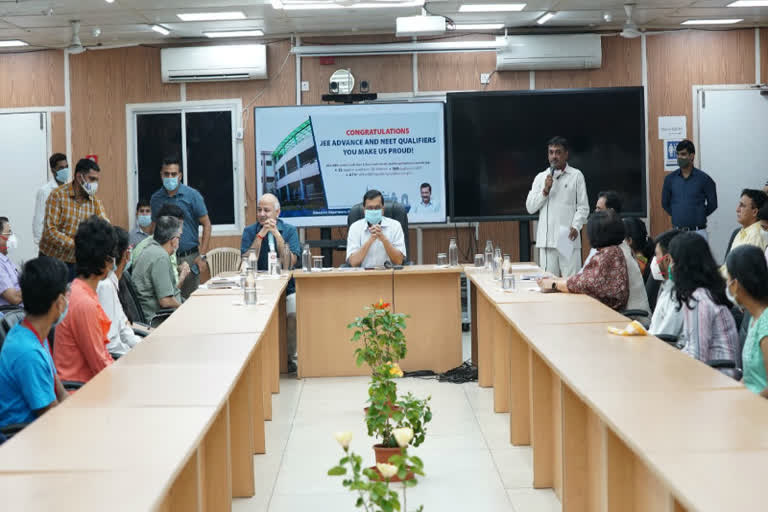 CM Kejriwal and Deputy Commissioner Manish Sisodia meet students who cleared NEET JEE advance