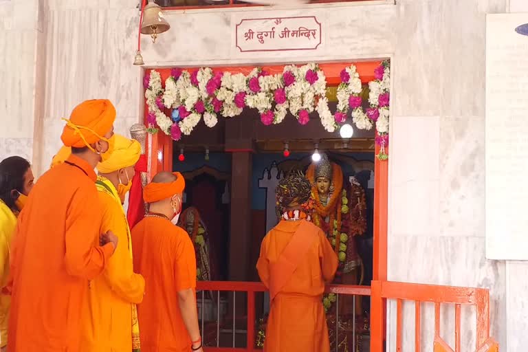 विजयदशमी जुलूस के पूर्व मंहत योगी आदित्यनाथ ने की श्री नवग्रह की पूजा