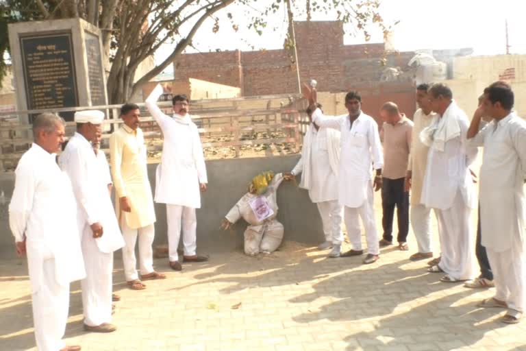 farmers burnt effigy of pm narendra modi on the occasion of dussehra in Sirsa