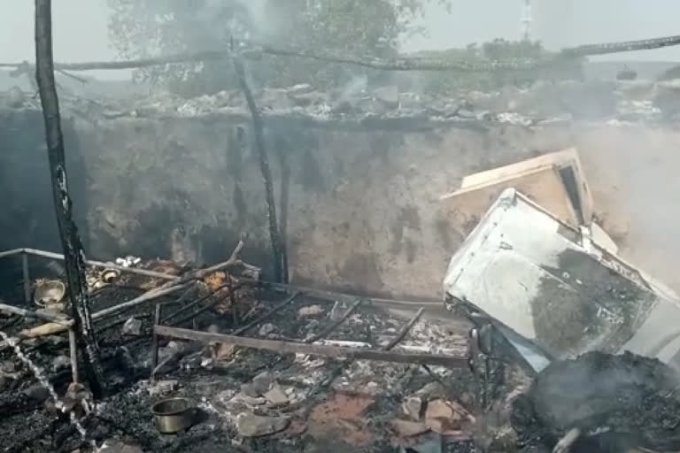 झोपड़ी में लगी आग, hut caught fire