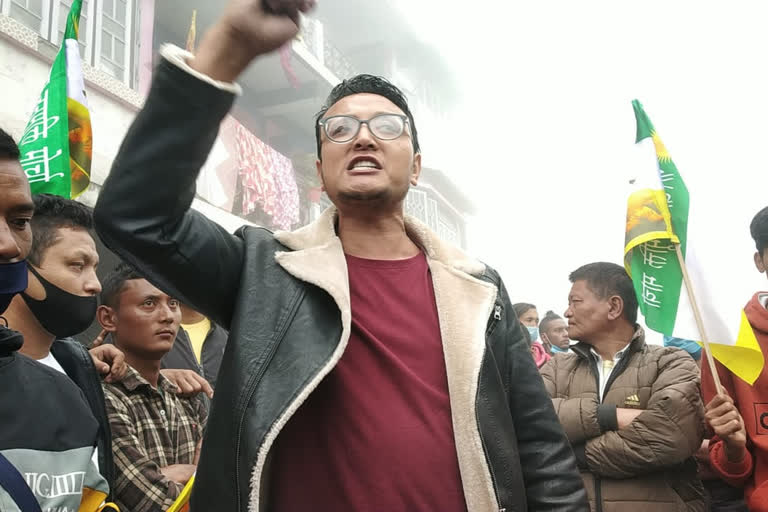 darjeeling_gurung_chaos