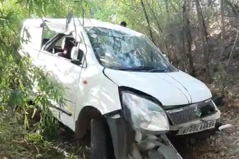 Young man's car overturned in the ditch