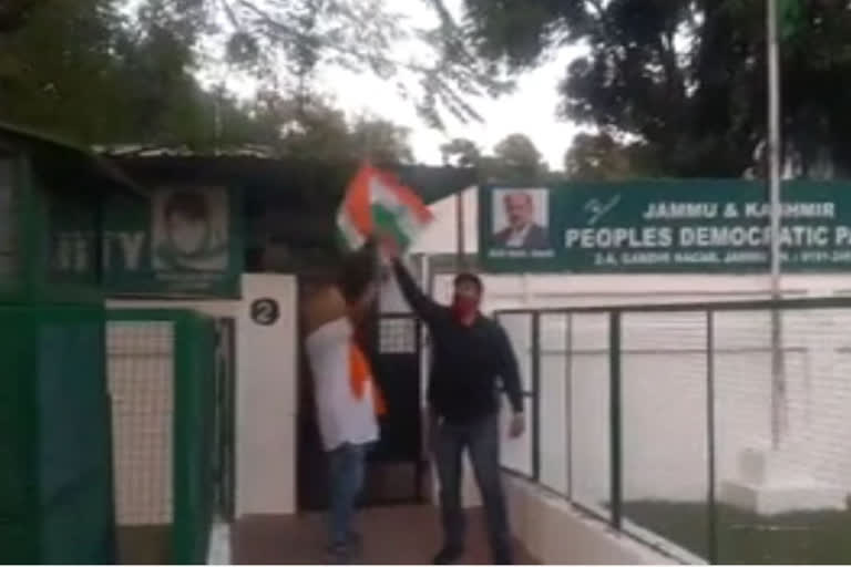 Protesters try to hoist national flag at PDP office