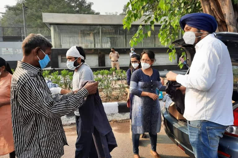 aiims resident doctors started old cloth bank to distribute to homeless people