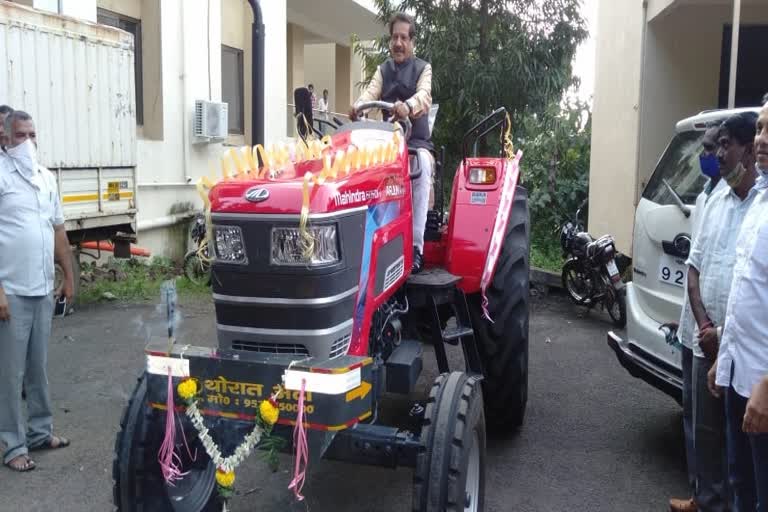 prithviraj chavan tractor ride