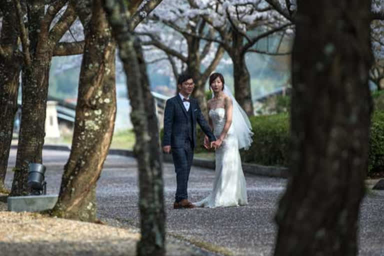 japan-will-give-six-thousand-yans-to-newly-weds