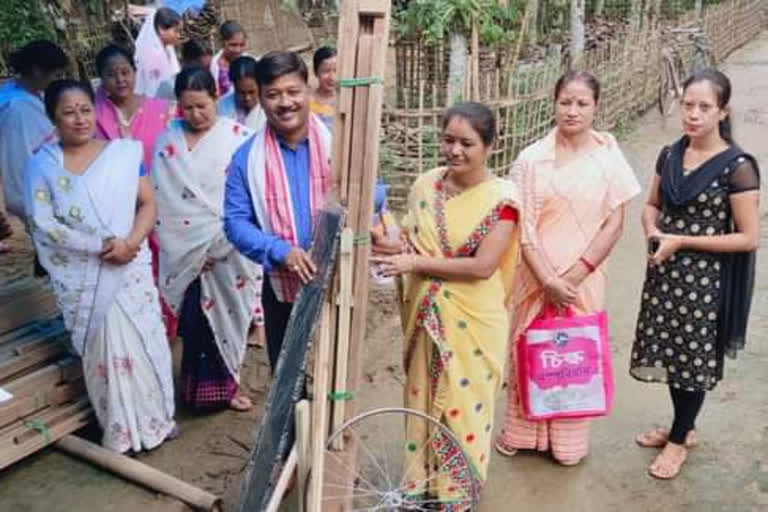 MLA Chakradhar Gogoi of Moran gave weaving goods to weaver