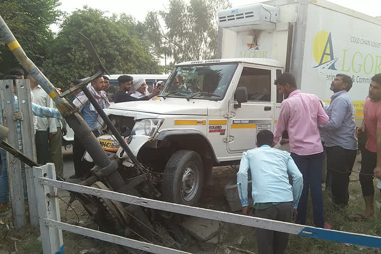 बाइक को टक्कर मारने के बाद रेलवे के बूम से टकराई गाड़ी.