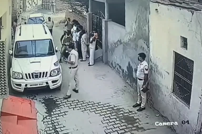 firing on a car parked outside house in fatehabad