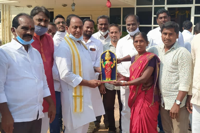 eco friendly statue of mahalkshmi given to minister indrakaran reddy