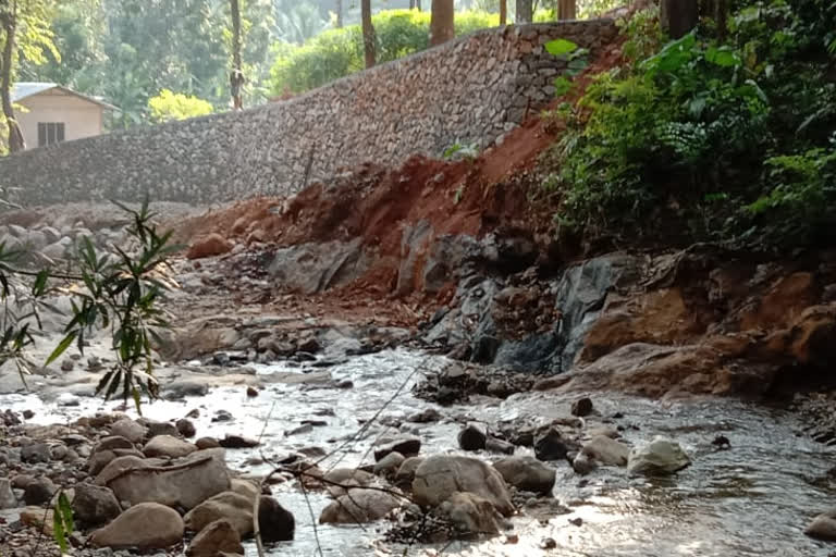 കോട്ടയം  തോടിന്‍റെ സംരക്ഷണ ഭിത്തി  തോടിന്‍റെ സംരക്ഷണ ഭിത്തി നിര്‍മ്മാണം  സംരക്ഷണ ഭിത്തി നിര്‍മ്മാണം  അഴിമതിയെന്ന് ആരോപണം  alleged corruption  construction of protective wall  alleged corruption in construction of protective wall  ഈരാറ്റുപേട്ട  മൂന്നിലവ് ഉലക്കപ്പാറ തോട്  kottayam  erattupetta  moonnilav ulakkapara