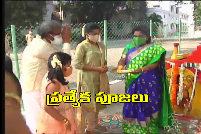 Special worship of Governor Tamilisai Soundararajan couple on vijayadashami at rajbhavan temple