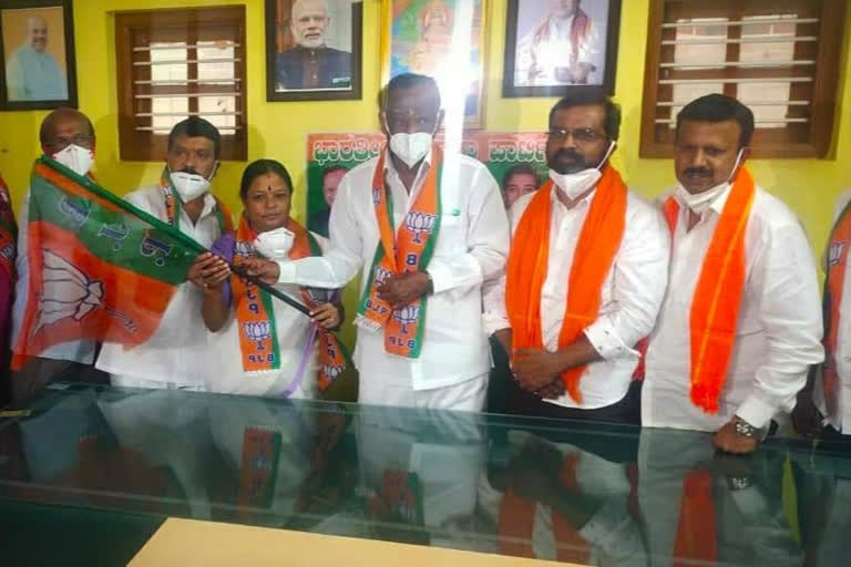 Jayamma Lakshminarayana joins BJP after quitting Congress