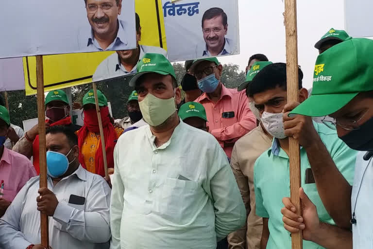 Environment Minister Gopal Rai arrives at India Gate under Red Light on Gaadi off Campaign