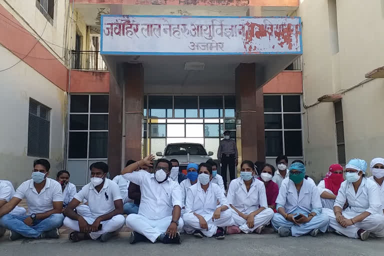 नर्सिंग कर्मी आर्थिक तंगी से जुझे, Nursing workers facing financial crisis