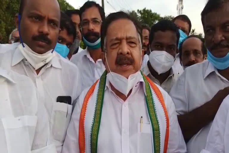 ramesh chennithala kuttanad paddy filed visit  ramesh chennithala latest news  രമേശ് ചെന്നിത്തല കുട്ടനാട്ടിൽ  കുട്ടനാട്ടിൽ നെല്ല് സംഭരണം  കർഷകർ ദുരിതം കുട്ടനാട്