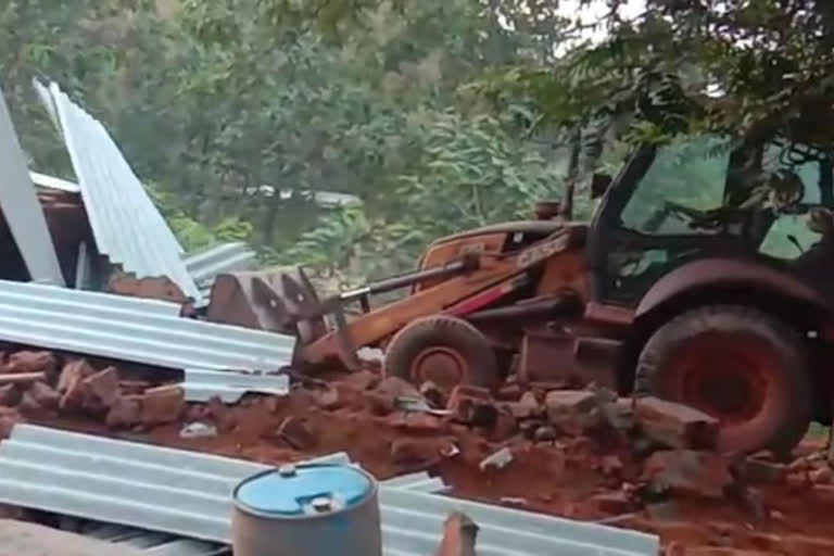 buldozer of bmc destroyed many houses in balod