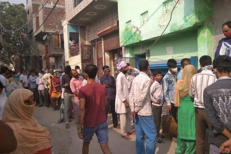 Rampage in Sangam Vihar for free ration in delhi