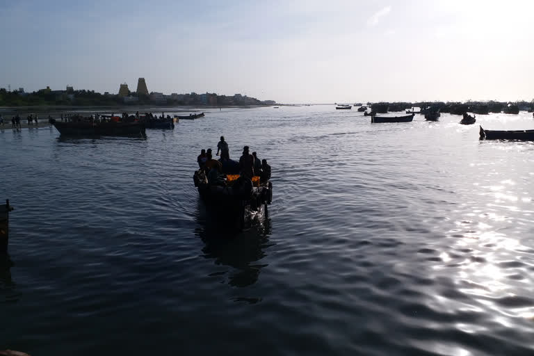 மீனவர்கள் மீது இலங்கை கடற்படையினர் அட்டூழியம்