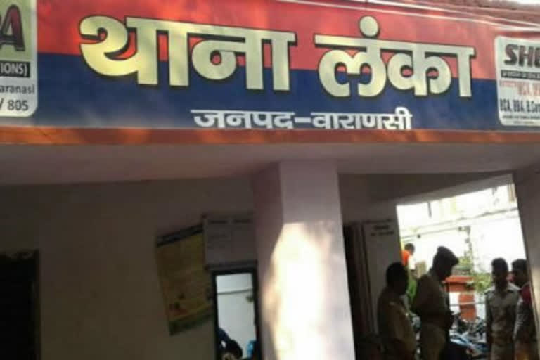 स्ट्रीट वेंडर को पुलिस ने थाने में बैठाया