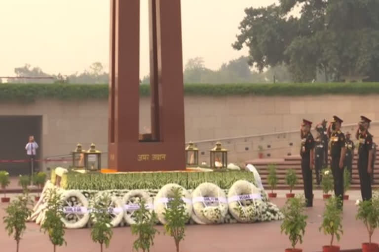 CDS, COAS pay tribute at National War Memorial on Infantry Day